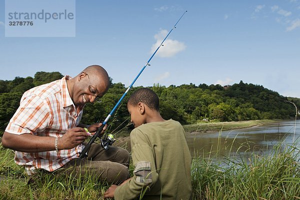 Vater und Sohn beim Fischen