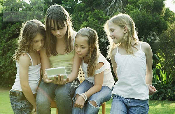 Gruppe von Mädchen  die mit Gameboy spielen