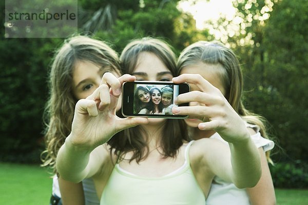 Mädchen fotografieren mit dem Handy