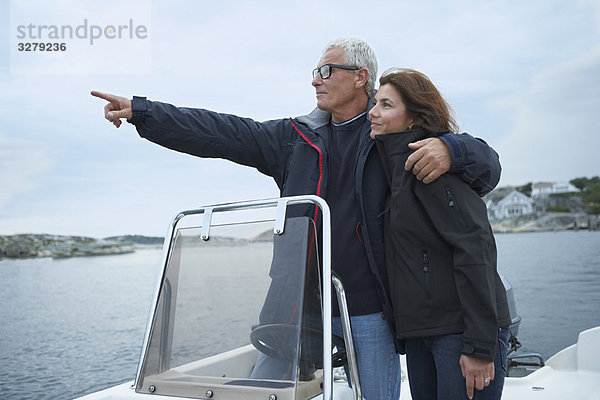 Mittelalterliches Paar auf einem Motorboot