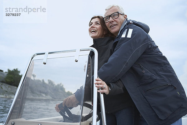 Mittelalterliches Paar auf einem Motorboot