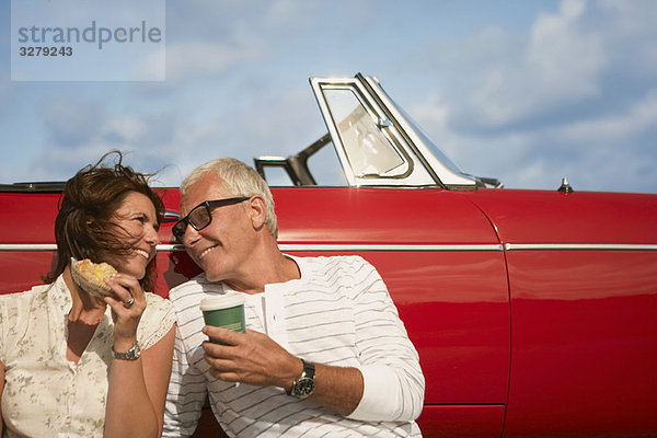 Paar mit Auto  Kaffeepause