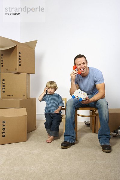 Vater und Sohn spielen mit Telefonen