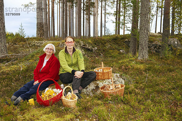 Frauen mit Pilzkörben im Wald
