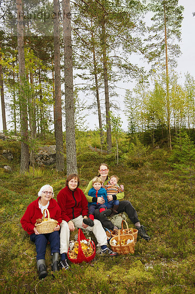 Familie mit Pilzkörben im Wald