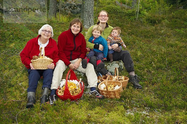 Familie mit Pilzkörben im Wald