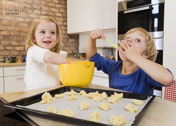 Mädchen  Junge bereitet Kekse zum Backen vor