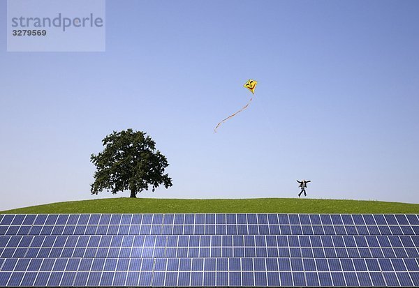 Mann springt auf Solarkollektoren.