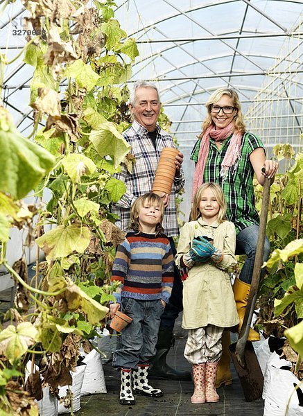 Familie im Gewächshaus