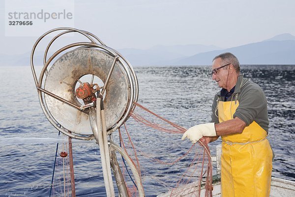 Fischer auf dem Boot  Schleppnetzfischerei