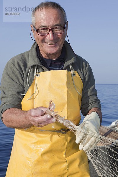 Fischer auf dem Boot  Schleppnetzfischerei  Lächeln