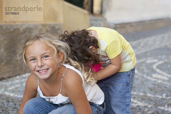 zwei spielende Kinder