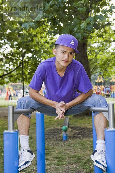 Lateinamerikanischer Teenager im Park