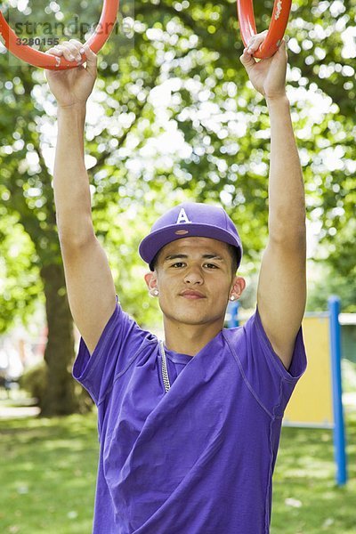 Lateinamerikanischer Teenager im Park