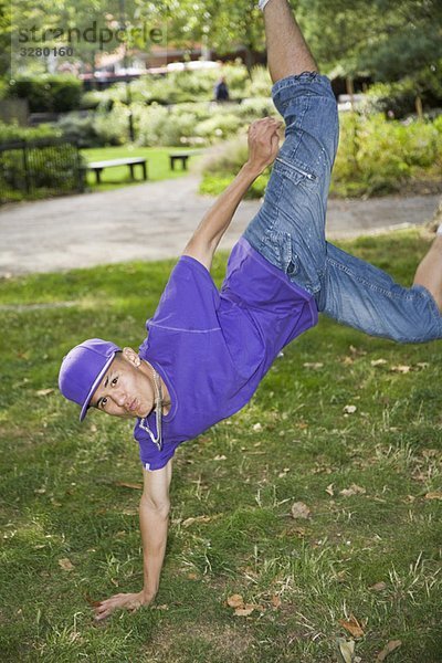 Lateinamerikanischer Teenager Street Dance im Park