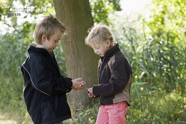 Kinder spielen in der Natur