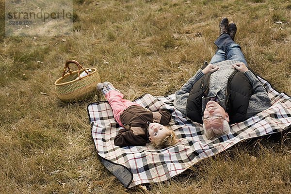 Großvater und Enkelin beim Picknick