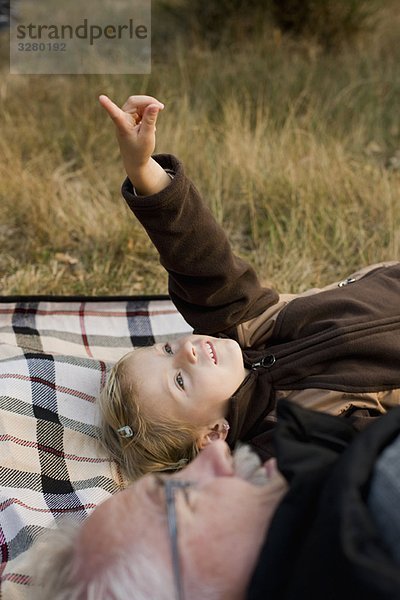 Großvater und Enkelin beim Picknick