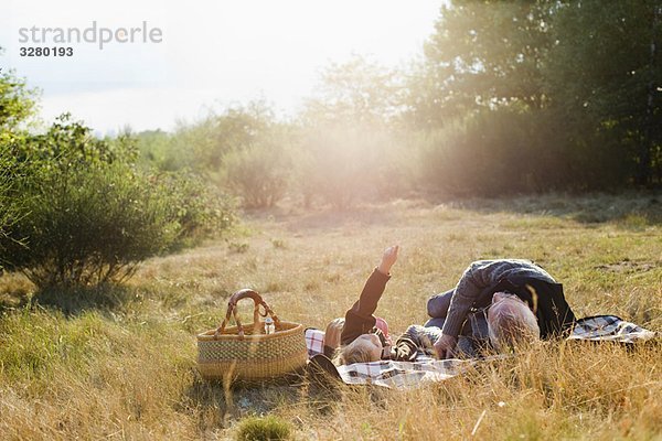 Großvater und Enkelin beim Picknick