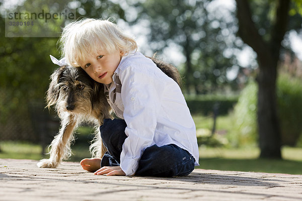 Junge mit seinem Hund