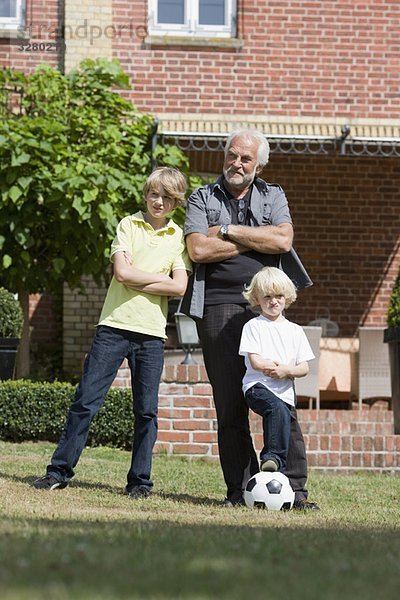 Großvater und Kinder mit Fußball