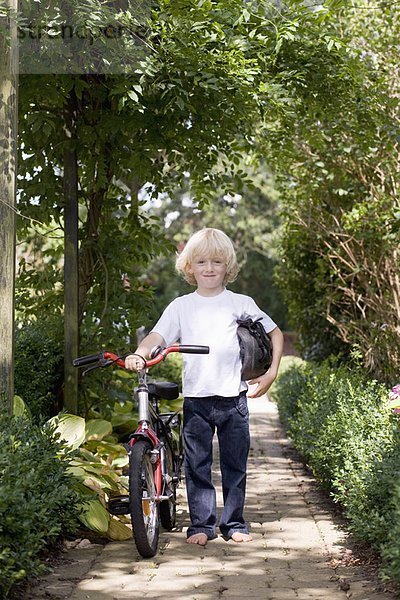 Kind mit dem ersten Fahrrad