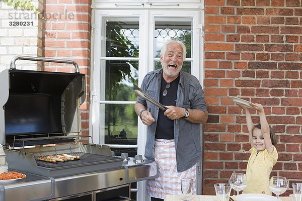 Mann  der Essen für Kinder zubereitet