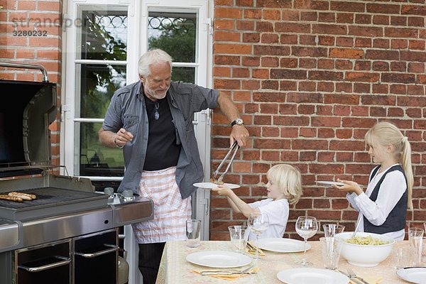 Großvater Grillen für Kinder