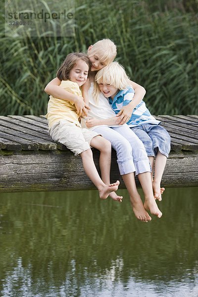 Kinder auf Fußgängerbrücke