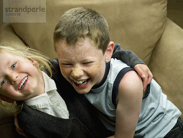 Ein Bruder und eine Schwester im Sessel