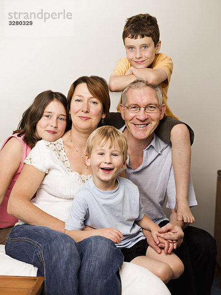 Porträt einer Familie mit 3 Kindern