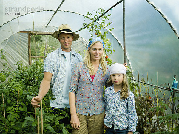 Eine Familie im Gewächshaus