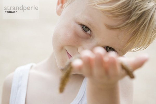 Porträt eines Jungen mit Meeresasterisk