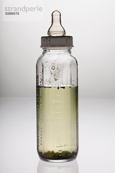 Babyflasche mit Schmutzwasser