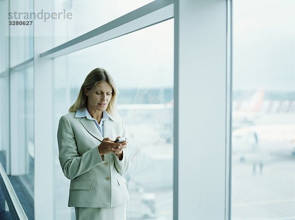 Geschäftsfrauen mit dem Handy