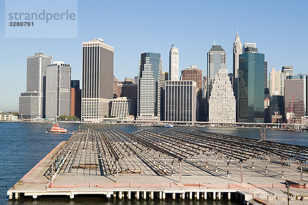 Hafen und Blick auf Lower Manhattan