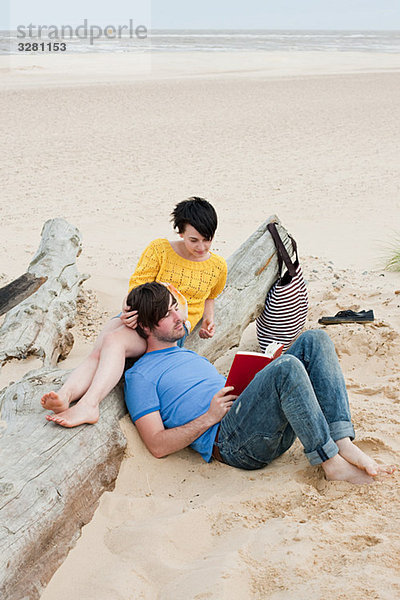 Junges Paar am Strand