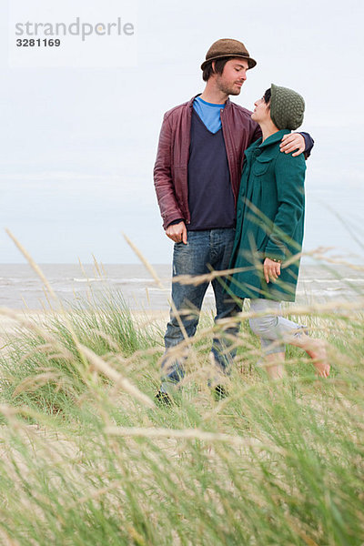 Junges Paar an der Küste