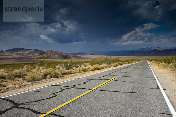 Landstraße durch Death Valley Nationalpark  USA  Fluchtpunktperspektive