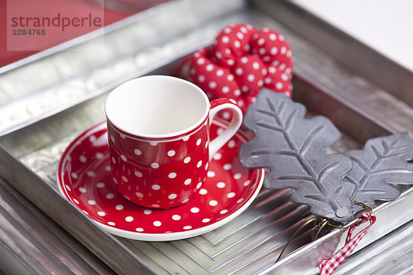 Teetasse auf einem Serviertablett  Close-up