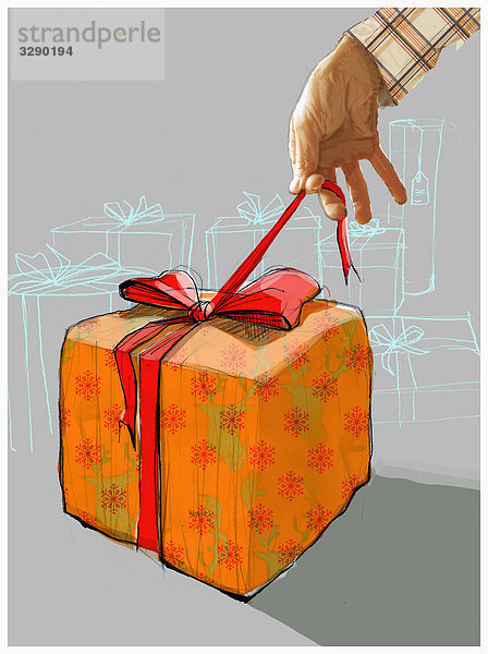 Hand öffnet Geschenkverpackung