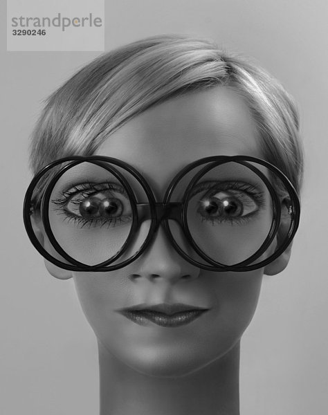 Frau mit verwackelter Brille