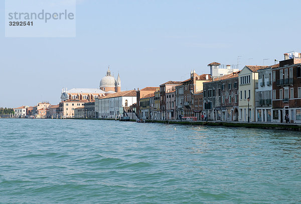 Häuserreihe am Ufer eines Kanals  Venedig  Italien