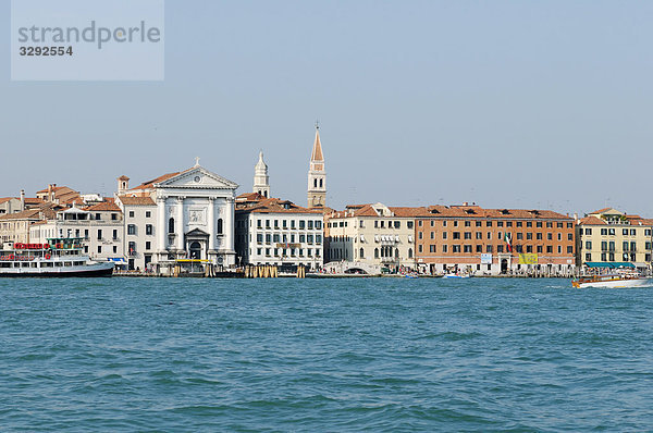Boote und Häuser am Ufer eines Kanals  Venedig  Italien
