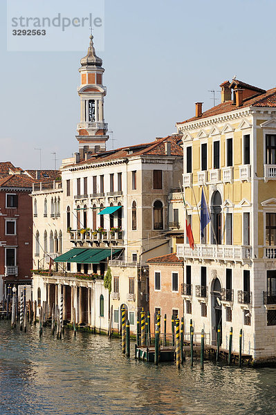 Häuserfassaden an einem Kanal  Venedig  Italien