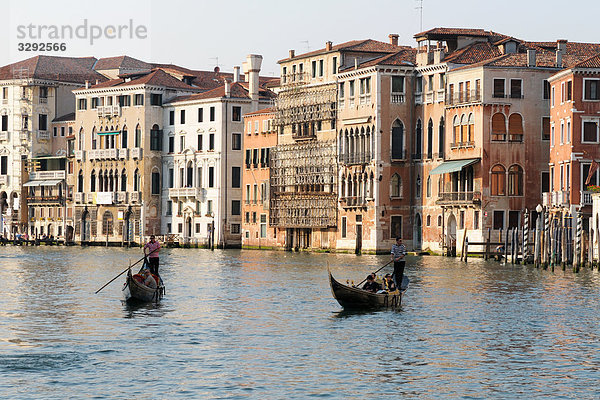 Zwei Gondeln auf einem Kanal  Venedig  Italien