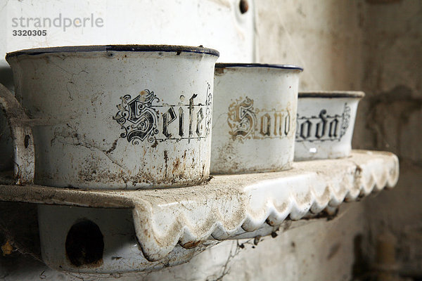 Küchenregal mit antiken Behältern