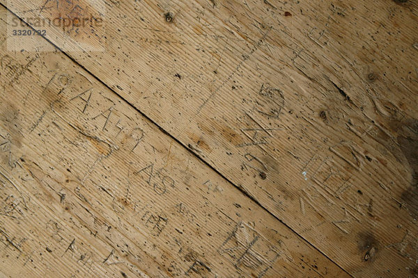 Detail der Inschriften in einem Holztisch