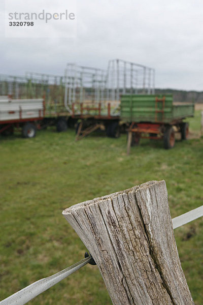 Detail eines Zaunpfostens auf einem Bauernhof