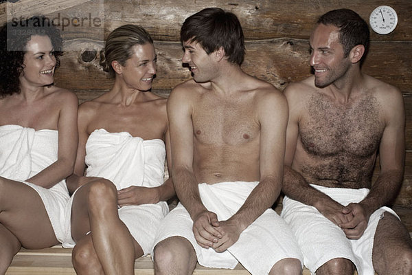 Vier Freunde in der Sauna